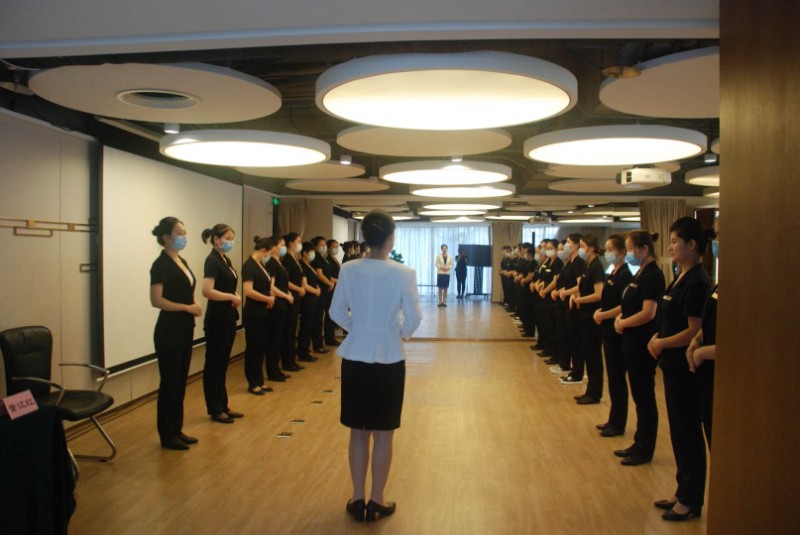 提升酒店服務(wù)品質(zhì) 服務(wù)禮儀培訓(xùn)、上門內(nèi)訓(xùn)與餐飲管理的綜合路徑